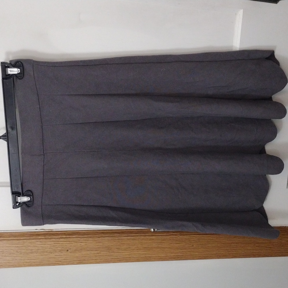 Olivia & Grace Gray Skirt Size Medium Scalloped Skirt